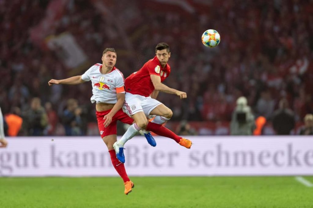 Fussball Berlin 25.05.2019 Saison 2018 / 2019 DFB Pokalfinale 2019 RB Leipzig – FC Bayern München Robert Lewandowski (FC Bayern, No.09) Willi Orban (Leipzig, No.04) *** Soccer Berlin 25 05 2019 Season 2018 2019 DFB Cup Final 2019 RB Leipzig FC Bayern Munich Robert Lewandowski FC Bayern, No 09 Willi Orban Leipzig, No 04
