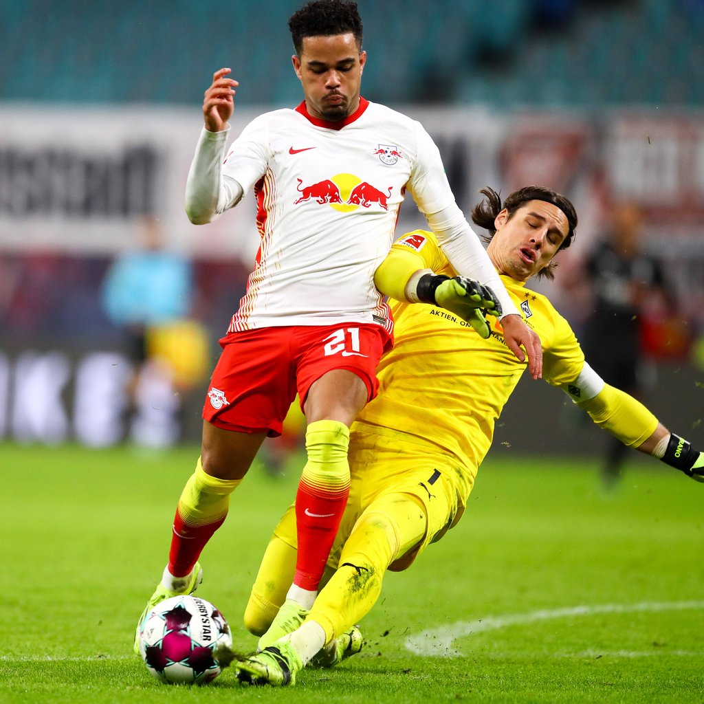 Hier wird Justin Kluivert von Borussia-Schlussmann Yann Sommer abgeräumt. Allerdings war Sommer zuerst am Ball - strittig war eine andere Szene.