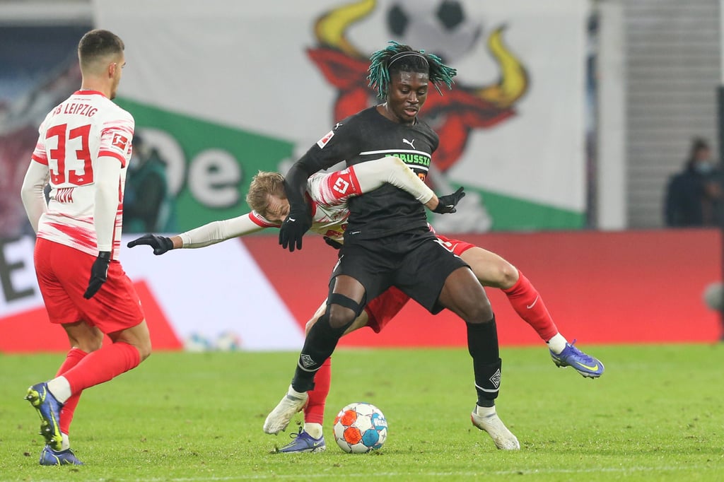 Ballräuber in Topform: Andre Silva (l.) und Konrad Laimer (hier im Schwitzkasten von Kouadio Koné)