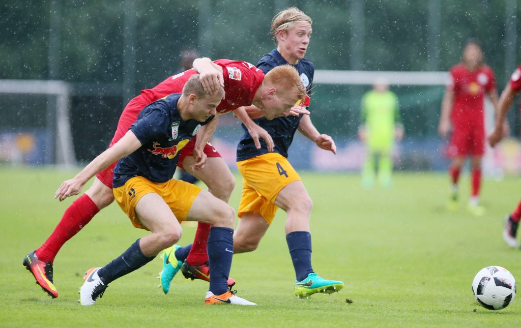 Gestrauchelt: RB Leipzigs Zsolt Kalmar gegen den FC Liefering (Gepa-Pictures/Roger Petzsche)