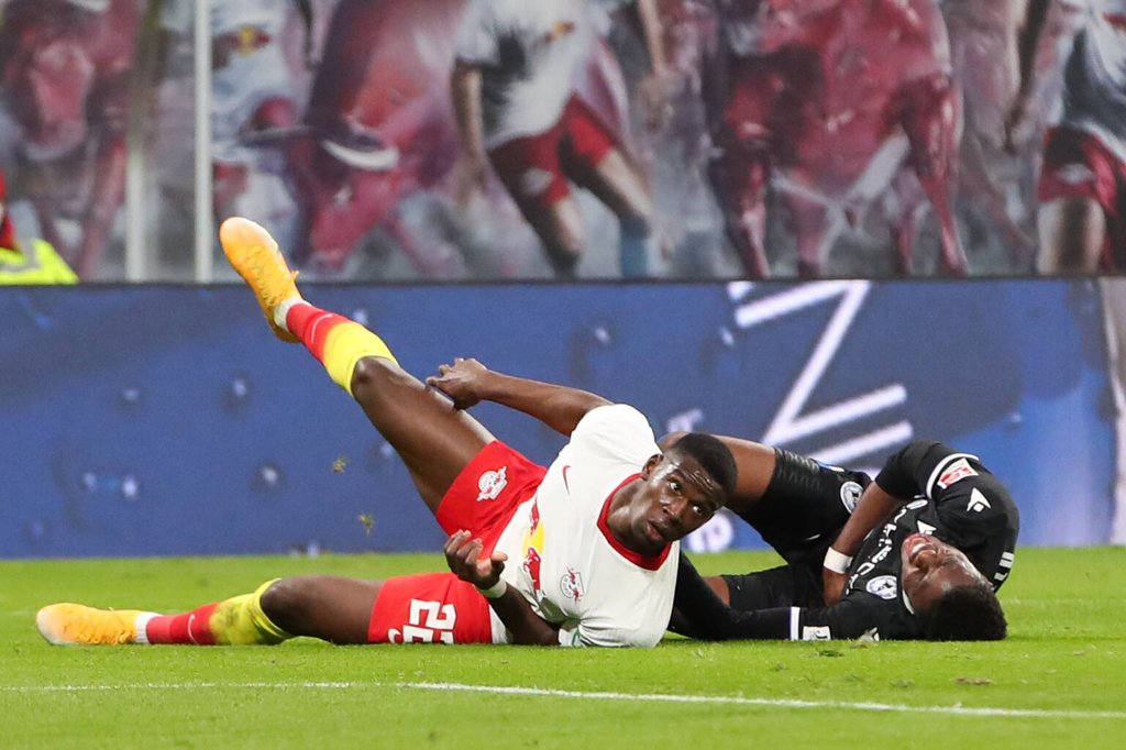 Wo isser, der Pass? Nordi Mukiele muss einen ausgeben.