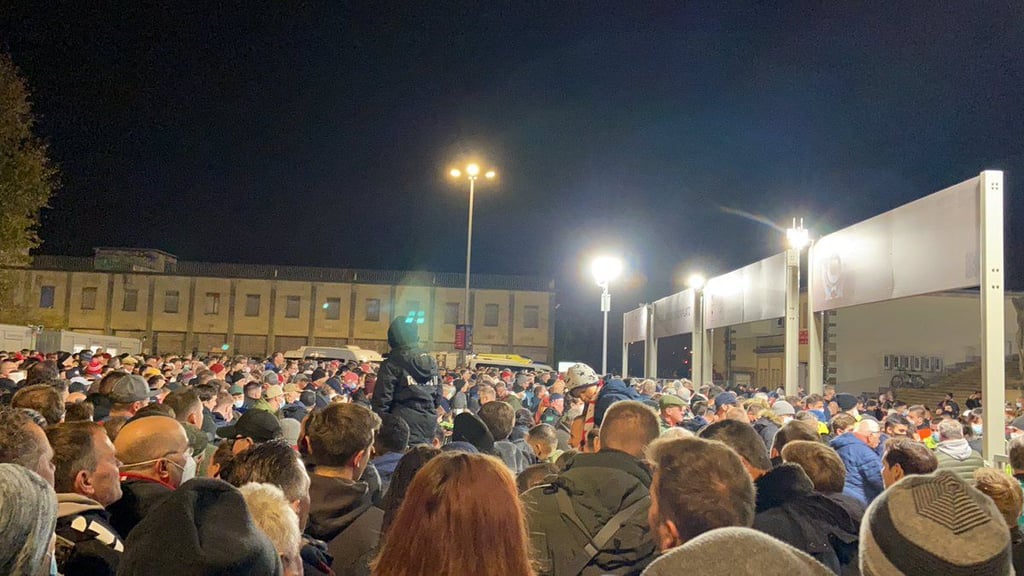 Riesengedränge an den Einlass-Drehkreuzen bei RB Leipzig bei Paris St. Germain.