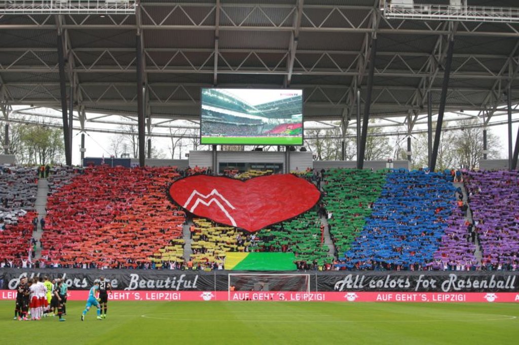Regenbogen-bunt: Auf den Rängen setzen sich die Fans von RB Leipzig für eine vielfältige Gesellschaft ein, auf dem Rasen ist das kein Thema