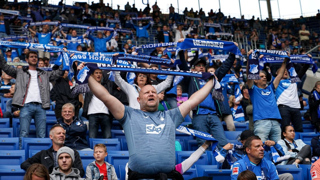 Fans der TSG 1899 Hoffenheim im Fanblock.