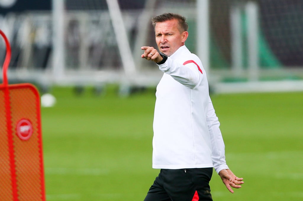 RB-Coach Jesse Marsch gibt seinen Männern genaue Anweisungen.