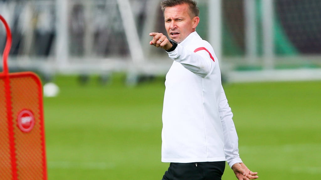 RB-Coach Jesse Marsch gibt seinen Männern genaue Anweisungen.