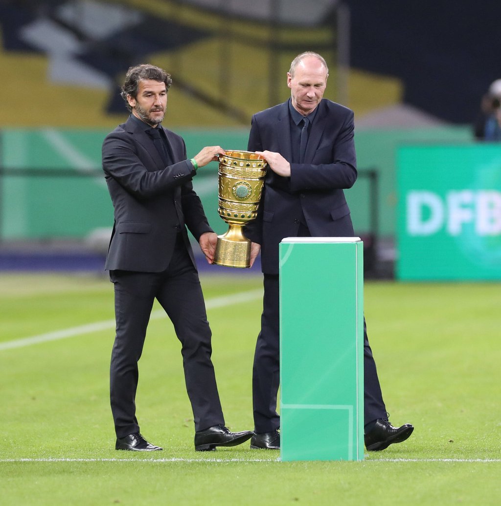 Die Clubrepräsentanten Karl-Heinz Riedle (BVB) und RB Leipzigs Perry Bräutigam (r.) mit dem DFB Pokal.