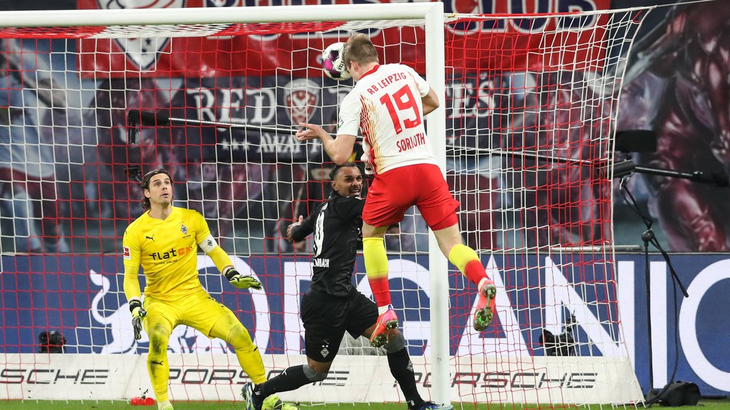 Sprunggewaltig: RB Leipzigs Alexander Sörloth lässt Tiefflieger&nbsp;Valentino Lazaro keine Chance und nickt zum 3:2 ein.