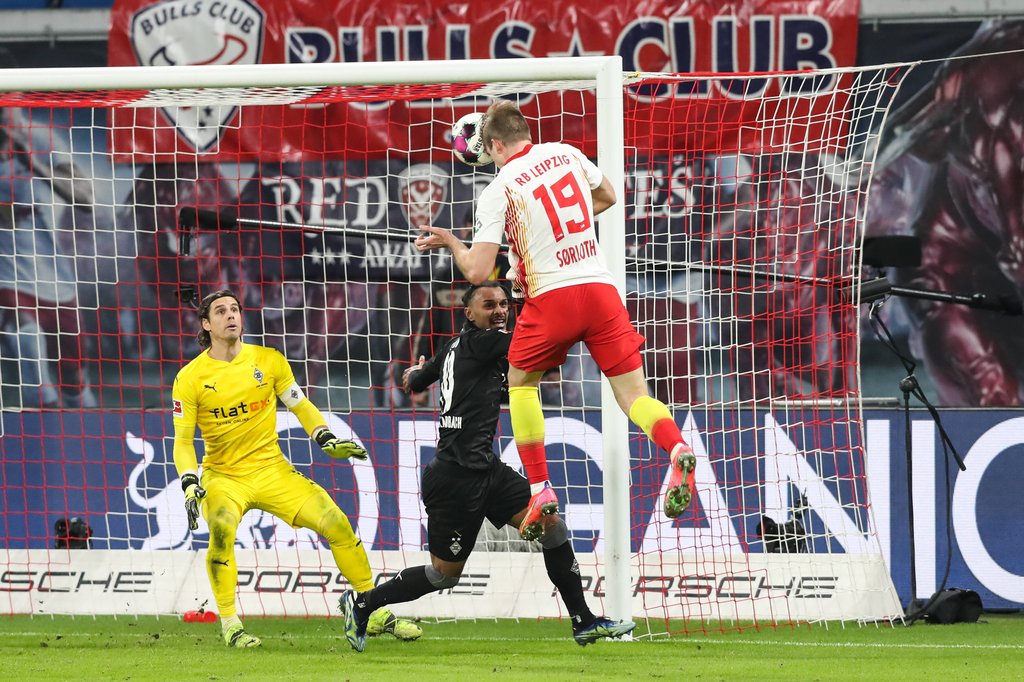 Sprunggewaltig: RB Leipzigs Alexander Sörloth lässt Tiefflieger Valentino Lazaro keine Chance und nickt zum 3:2 ein.