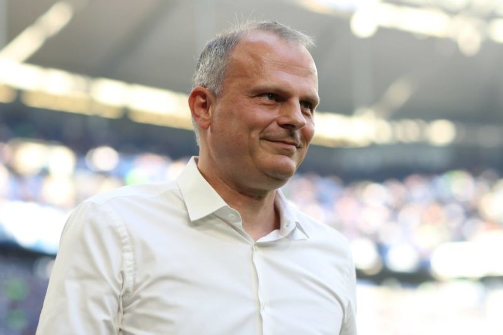 Jochen Schneider kehrt nicht ohne Ambitionen mit Schalke 04 nach Leipzig zurück.