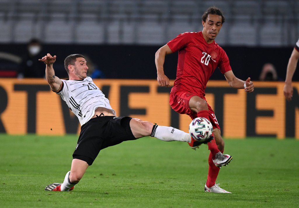 Robin Gosens (l.) im Zweikampf mit Yussuf Poulsen.