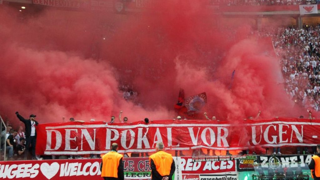 Pyroshow für 7000 Euro im RB-Fanblock beim Pokalfinale in Berlin.