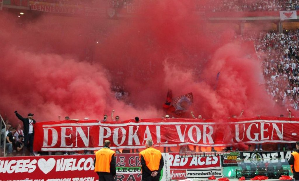 Pyroshow für 7000 Euro im RB-Fanblock beim Pokalfinale in Berlin.