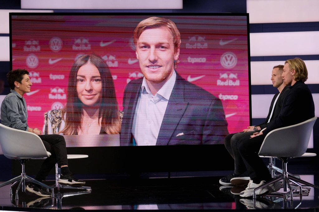 Shanga Forsberg war Thema, das „Konstrukt” RB Leipzig nicht: Moderatorin Dunya Halali mit Peter Gulacsi und Emil Forsberg im ZDF-Sportstudio.