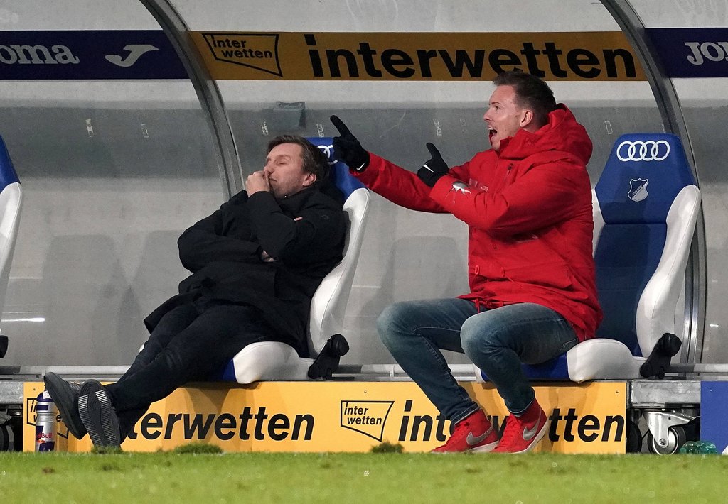 Nur mal kurz die Augen zugemacht: Markus Krösche neben Julian Nagelsmann.