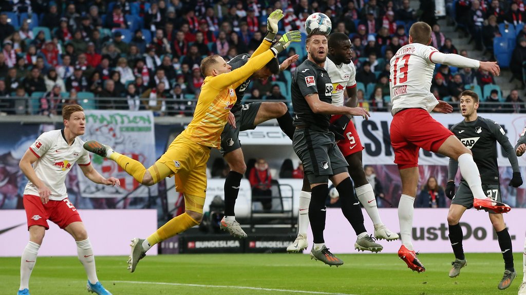 Vorfall an der linken Hand: RB-Keeper Peter Gulacsi vor dem 1:3.
