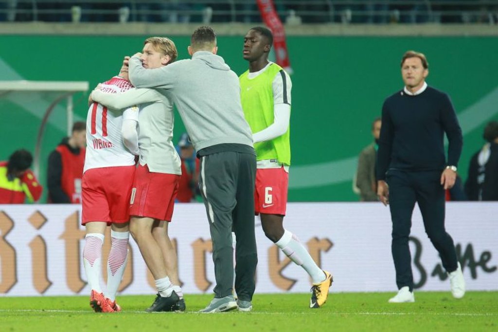 Timo Werner verschießt Elfmeter gegen den FC Bayern – und wird von RB Leipzig getröstet.