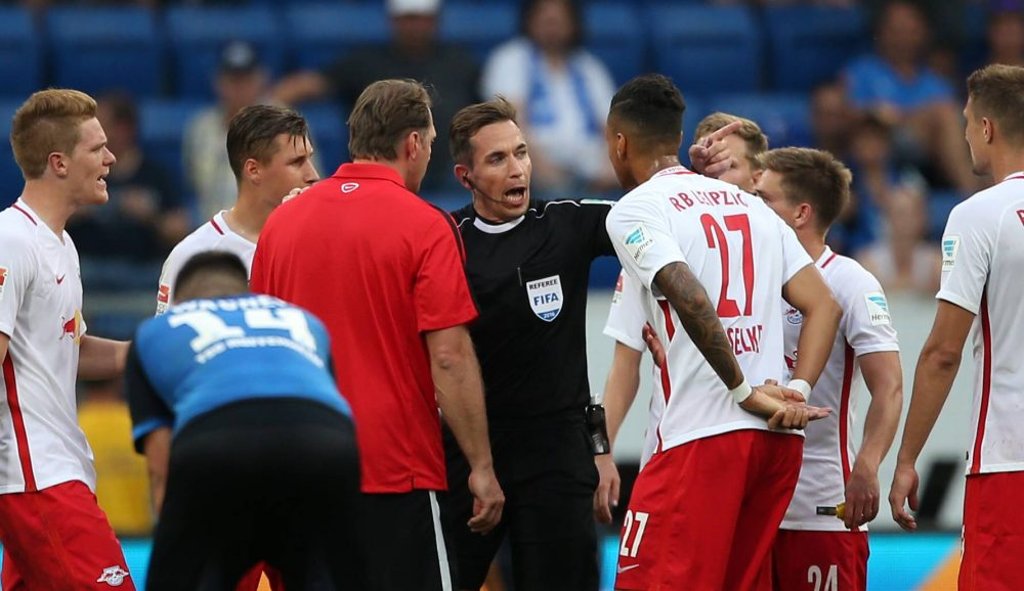 Beim RB-Spiel in Hoffenheim gab es Gesprächsbedarf, weil Tobias Stieler direkt vor einer Leipziger Ecke das Spiel abpfiff. Begründung: Spielverzögerungen von RB zuvor.