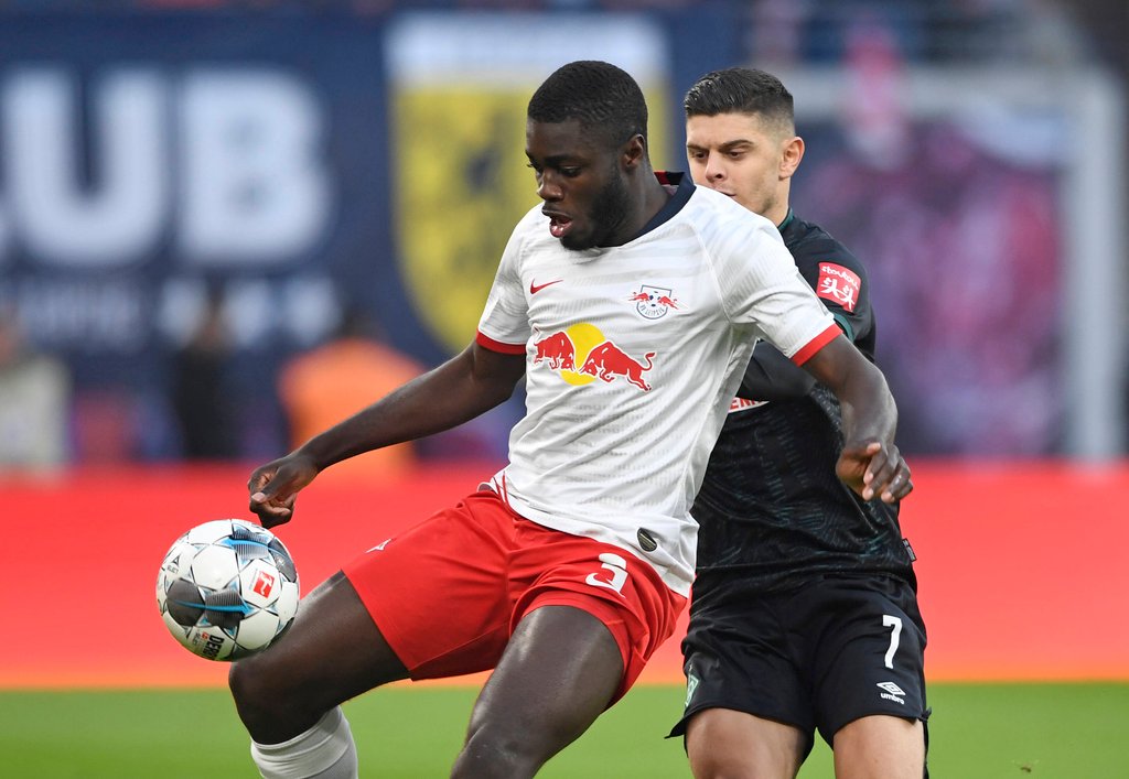 Dayot Upamecano und Milot Rashica im Zweikampf.