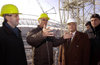RB Leipzig darf umbauen – hier u.a. Franz Beckenbauer, Chef des WM-OK, auf der Baustelle des Zentralstadions 2003.