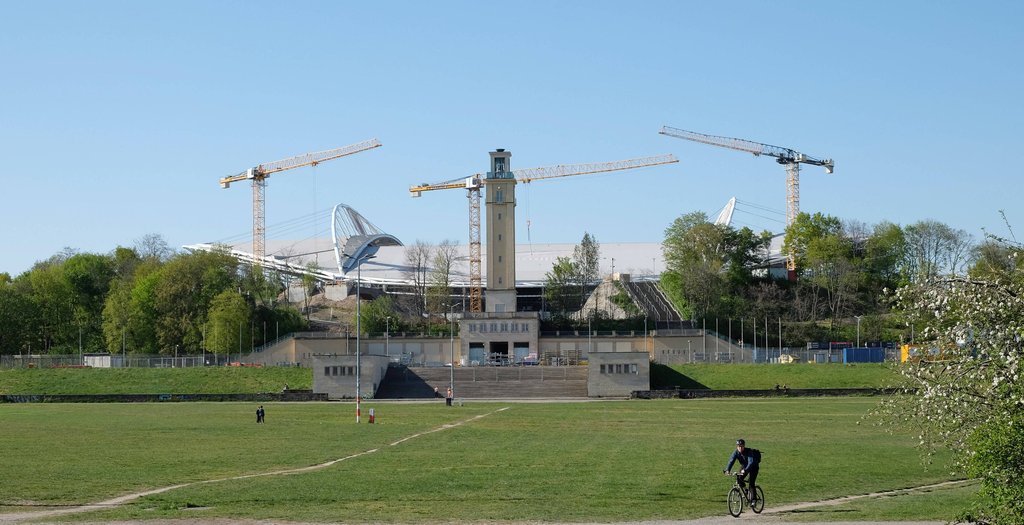 Bis zu drei große Kräne sind beim Umbau der Red-Bull-Arena im Einsatz.