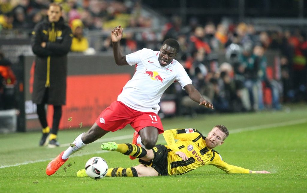 Dayot Upamecano war bei seiner Premiere für RB Leipzig gleich mitten drin im Geschehen.