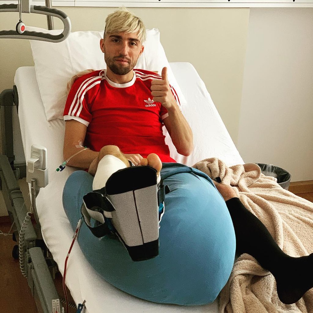 Kevin Kampl lächelt schon wieder zum Gruß für die Fans von RB Leipzig.