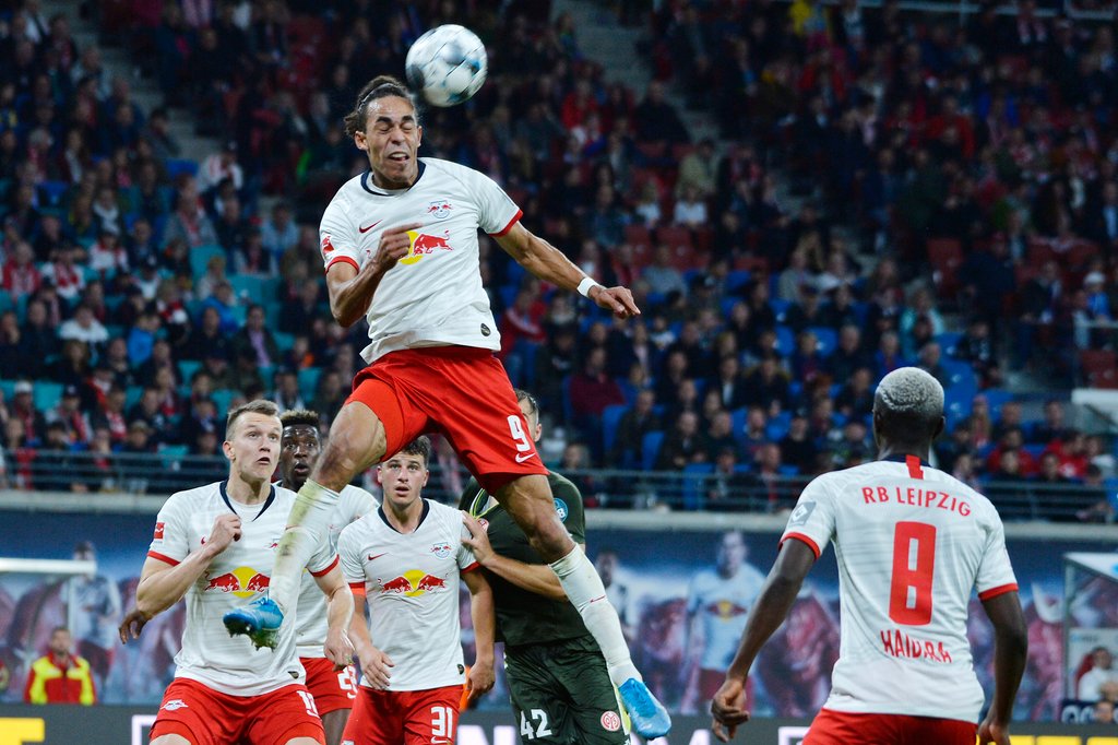 Nur nicht nachlassen: Yussuf Poulsen beim Kopfball