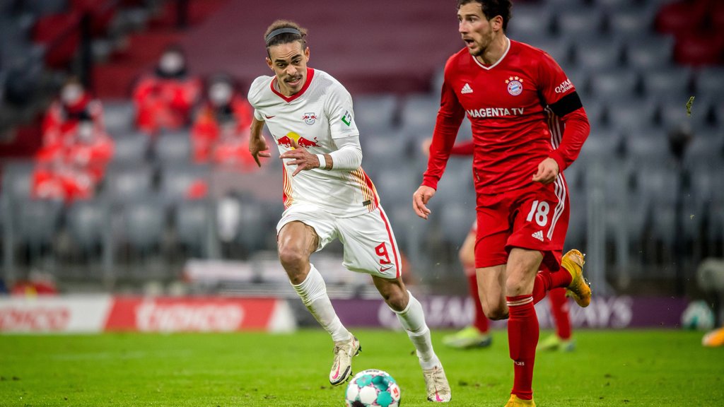 Yussuf Poulsen (RB Leipzig) im Laufduell mit Bayern Münchens Leon Goretzka (r.)