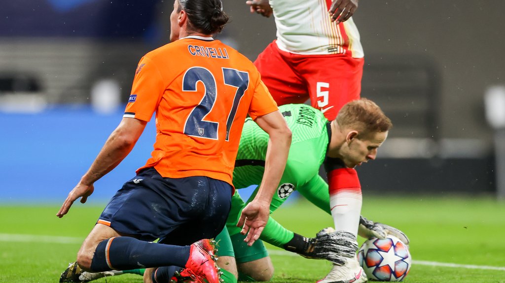 Tunnelgriff: Peter Gulacsi holt sich den Ball durch Dayot Upamecanos Beine hindurch.