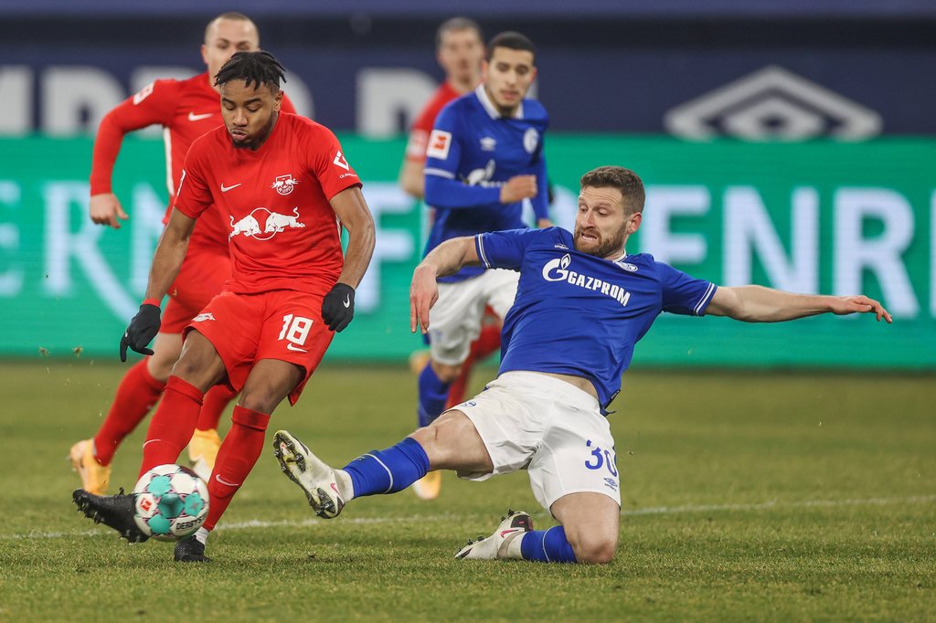 Hatte mächtig zu tun: Shkodran Mustafi in seinem ersten Spiel für Schalke gegen Christopher Nkunku.