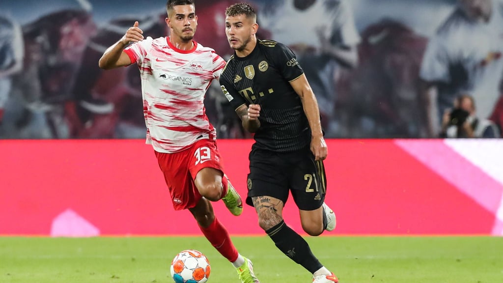Lucas Hernandez (FC Bayern München) wird von André Silva (RB Leipzig) verfolgt.
