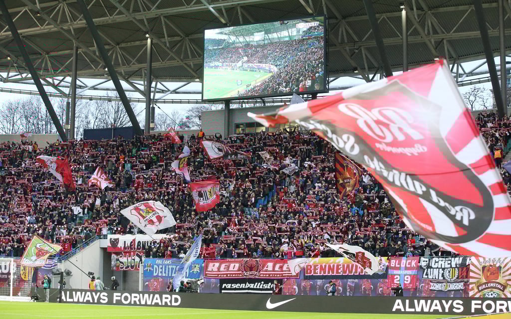 Die Fahne der Rasenballisten, hier in der unteren Bildmitte zu sehen, bei einem Heimspiel gegen Werder Bremen Ende 2018.