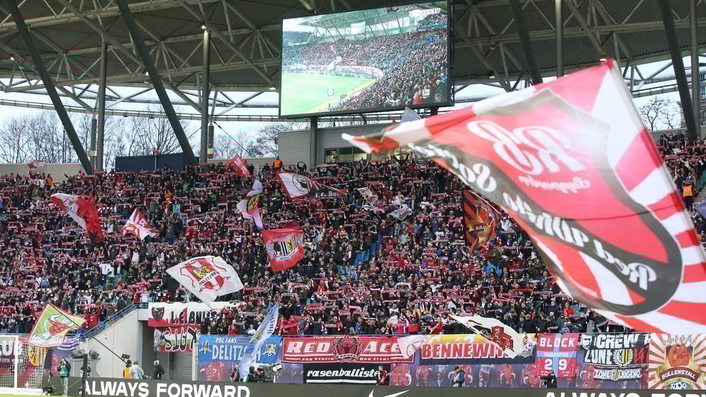 Die Fahne der Rasenballisten, hier in der unteren Bildmitte zu sehen, bei einem Heimspiel gegen Werder Bremen Ende 2018.