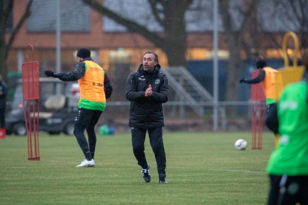 Thomas Doll will Hannover 96 mit einfachen Dingen für das Spiel gegen RB Leipzig fit machen.