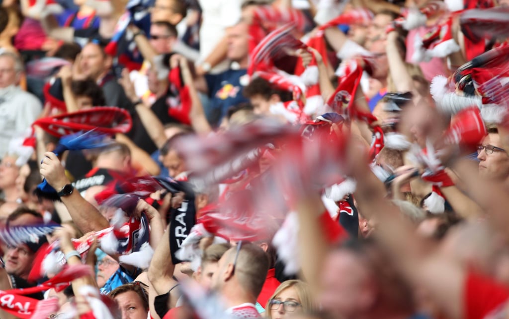 Vor dem Spiel gegen Hertha BSC zur Mitgliederversammlung: Fans von RB Leipzig.
