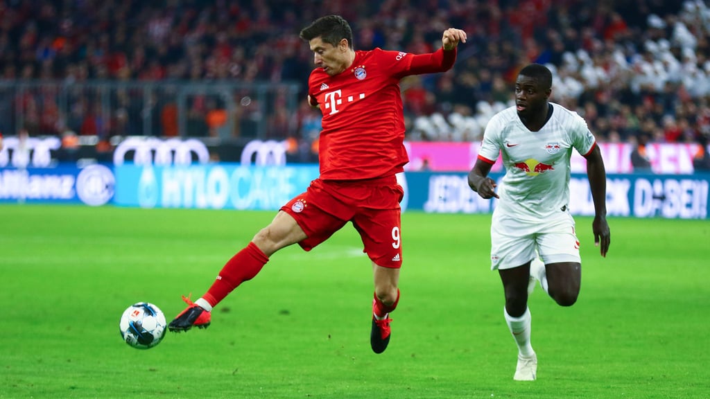 Robert Lewandowski (l.) und Dayot Upamecano (hier noch im Trikot von RB Leipzig) im Zweikampf.
