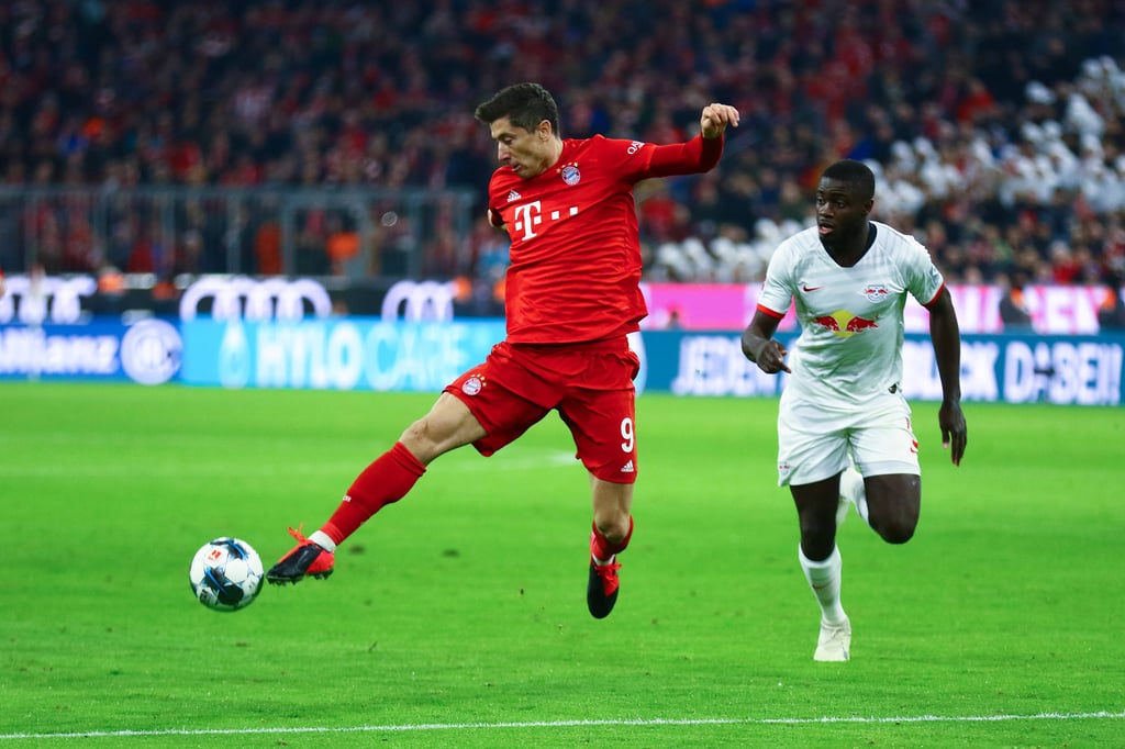Robert Lewandowski (l.) und Dayot Upamecano (hier noch im Trikot von RB Leipzig) im Zweikampf.