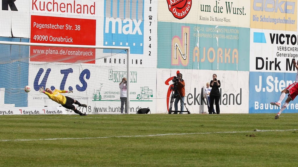 Wo ist dieses Torgestänge? Stefan Kutschke trifft zum 2:2 in der Verlängerung in Lotte.