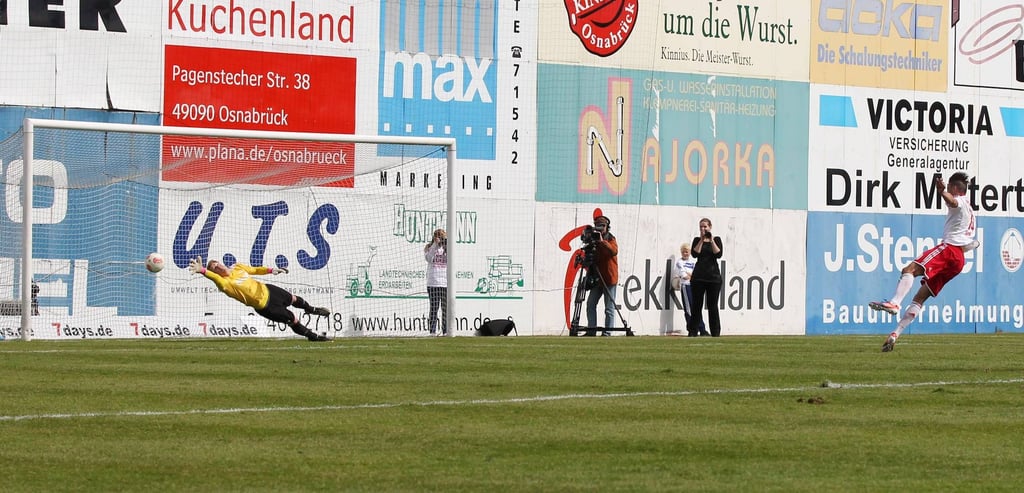 Wo ist dieses Torgestänge? Stefan Kutschke trifft zum 2:2 in der Verlängerung in Lotte.