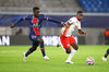 Idrissa Gueye Gana von Paris Saint-Germain verfolgt RB Leipzigs Amadou Haidara (r.).