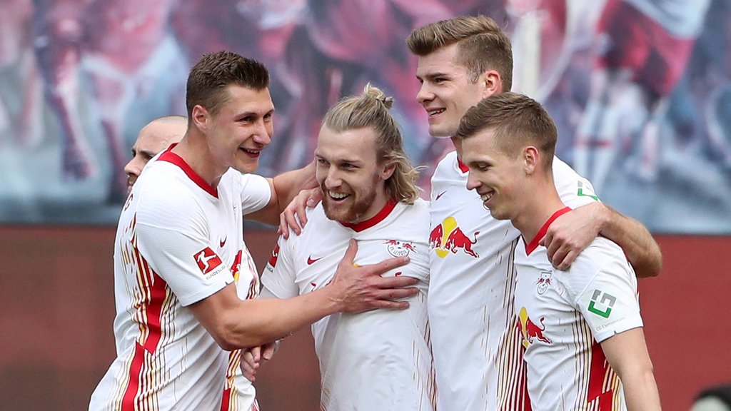 Das Gefühl nach zuvor drei sieglosen Heimspielen: Willi Orban &amp; Co. beglückwünschen Emil Forsberg.