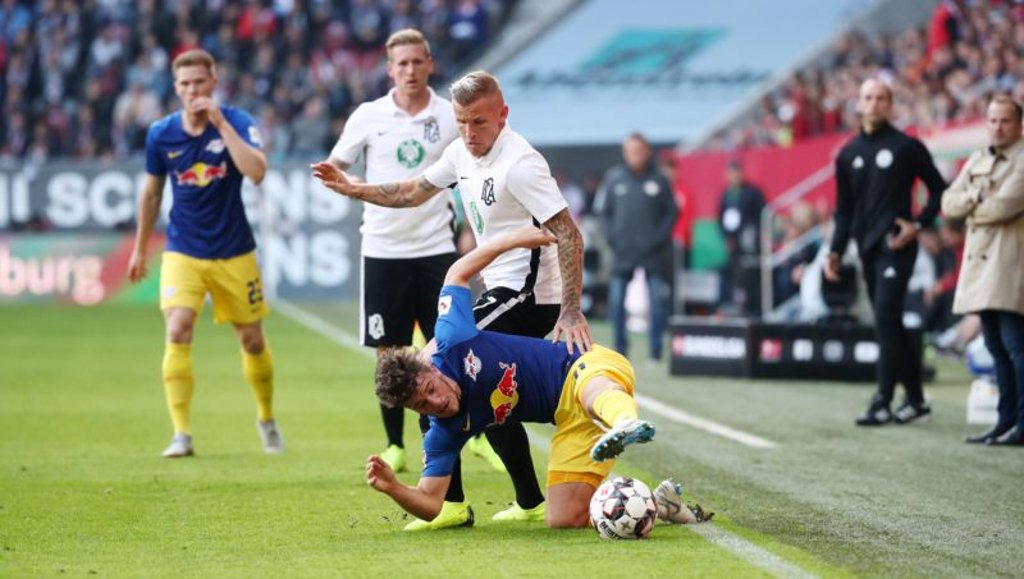 Leipzigs Diego Demme kämpft mit Jonathan Schmid um den Ball.