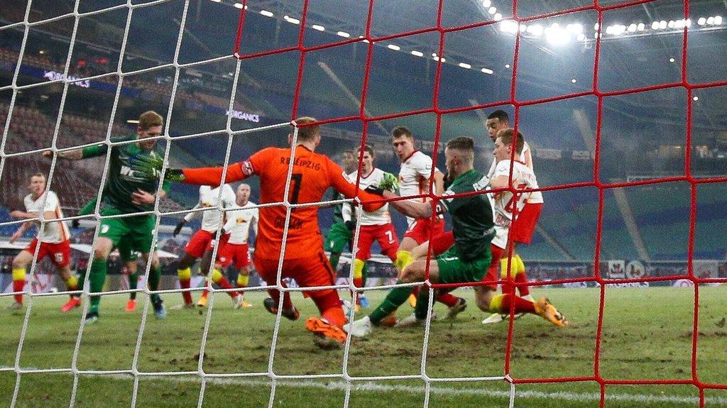 Gewühl im Strafraum: Augsburgs Jeffrey Gouweleeuw rettet in Abseitsstellung unfreiwillig für RB den Sieg.