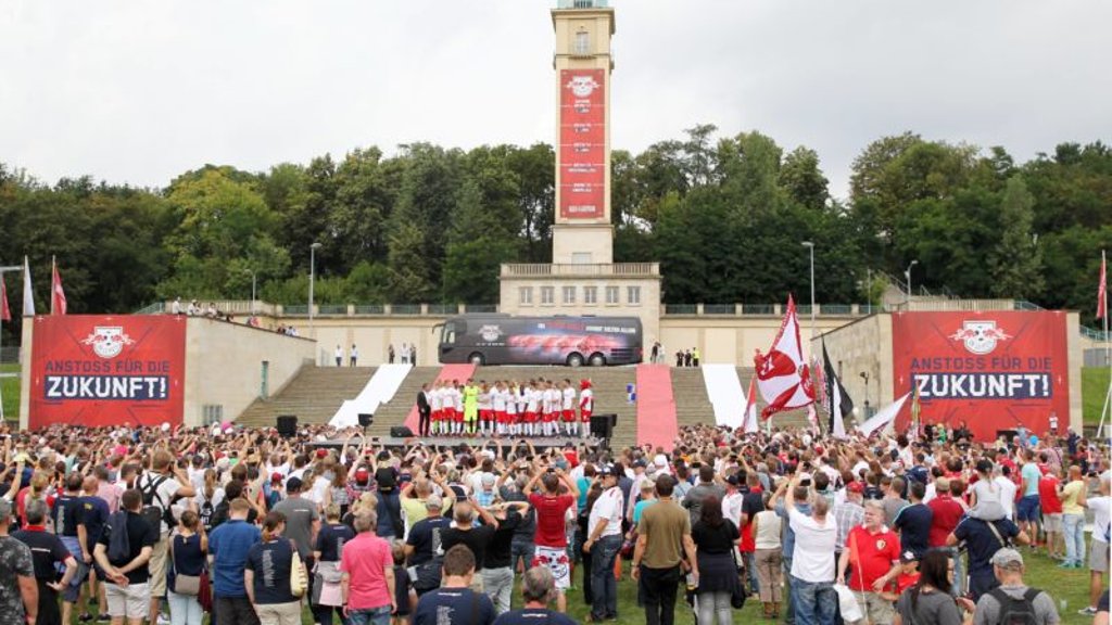 Beim ersten Heimspiel eröffnete der Fantreff von RB Leipzig im rechten Gebäudeteil der Stirnbauten seine Pforten.