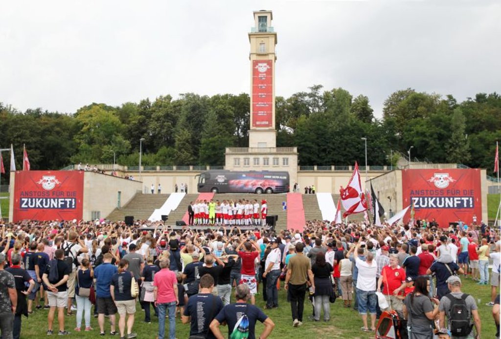 Beim ersten Heimspiel eröffnete der Fantreff von RB Leipzig im rechten Gebäudeteil der Stirnbauten seine Pforten.