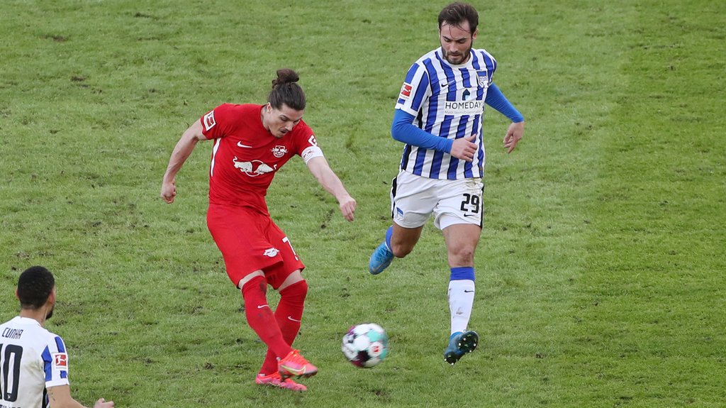 „Er rutscht außen drüber”: Marcel Sabitzer trifft den Ball perfekt.