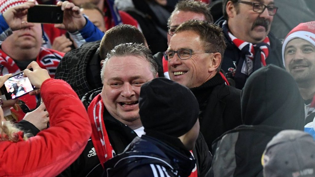 RB-Sportdirektor Ralf Rangnick im RB-Fanblock in Dortmund.