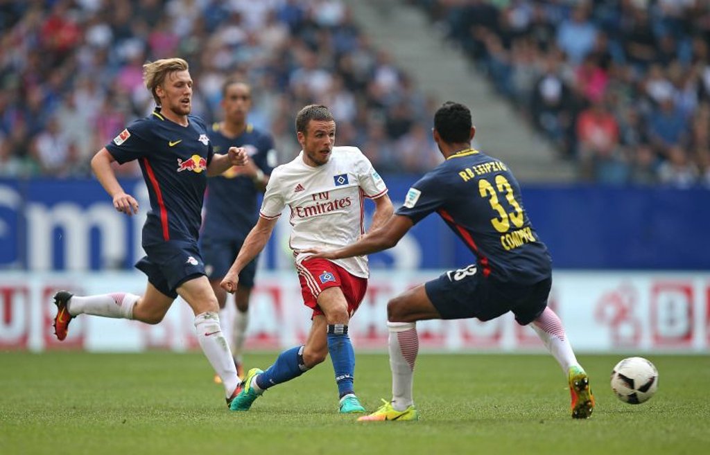 Hier gemeinsam gegen Hamburgs Nikolai Müller: Emil Forsberg und Marvin Compper.