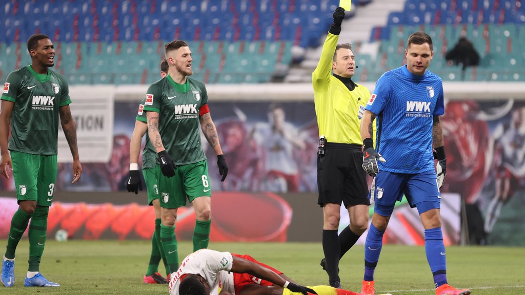Streichel-Foul an Nordi Mukiele? Für seine Reklamation beim Referee erhielt Rafal Gikiewicz die Gelbe Karte.